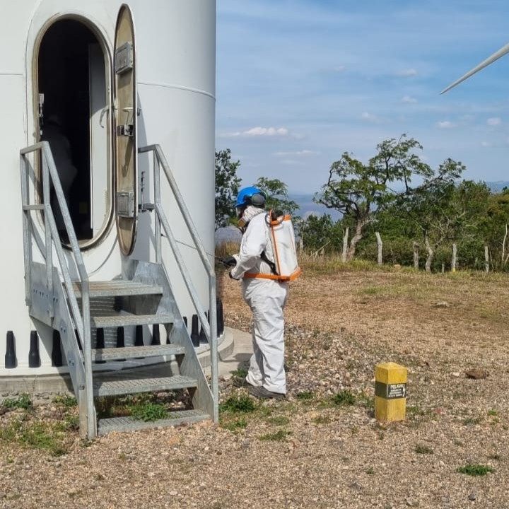 Técnico certificado de FUMIZA realizando desinfección profesional en Honduras